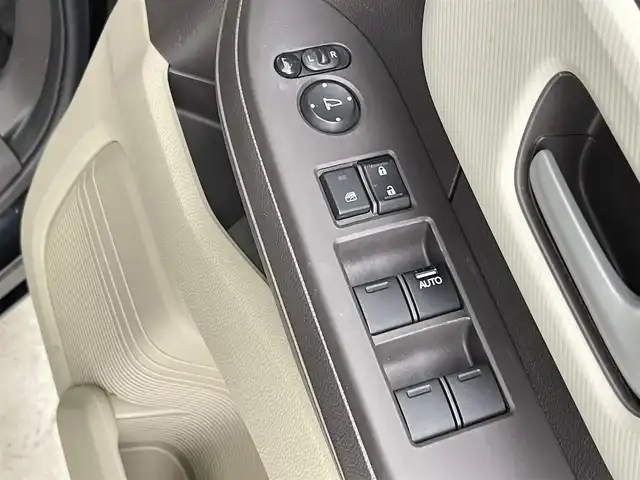 ホンダ Ｎ ＢＯＸ G L ホンダセンシング 千葉県 2018(平30)年 5.5万km クリスタルブラックパール ホンダセンシング（安全運転支援システム）/・衝突軽減ブレーキ〈CMBS〉/・誤発進抑制機能/・歩行者事故低減ステアリング/・路外逸脱抑制機能/・渋滞追従機能付 ACC〈アダプティブ・クルーズ・コントロール〉/・LKAS〈車線維持支援システム〉/・先行車発進お知らせ機能/・標識認識機能/純正ディスプレイオーディオ/・ワンセグTV/・CD/・バックカメラ/左側パワースライドドア/スマートキー/LEDライト/ビルトインETC/フロアマット