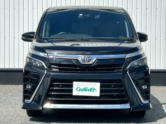 トヨタ ヴォクシー ZS 煌Ⅱ 千葉県 2020(令2)年 4.2万km ブラック 純正10インチSDナビ/(フルセグ/AM/FM/CD/DVD/Bluetooth)/バックカメラ/衝突被害軽減システム/車線逸脱警報/クルーズコントロール/フリップダウンモニター/両側パワースライドドア/横滑り防止装置/ETC/アイドリングストップ/LEDヘッドライト/フォグランプ/オートライト/ウィンカーミラー/電動格納ミラー/純正16インチAW/禁煙車/プッシュスタート/スマートキー/フロアマット/ドアバイザー