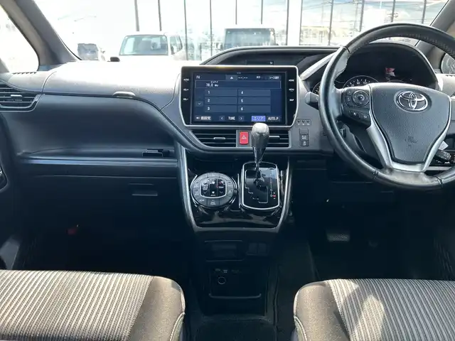 トヨタ ヴォクシー ZS 煌Ⅱ 千葉県 2020(令2)年 4.2万km ブラック 純正10インチSDナビ/(フルセグ/AM/FM/CD/DVD/Bluetooth)/バックカメラ/衝突被害軽減システム/車線逸脱警報/クルーズコントロール/フリップダウンモニター/両側パワースライドドア/横滑り防止装置/ETC/アイドリングストップ/LEDヘッドライト/フォグランプ/オートライト/ウィンカーミラー/電動格納ミラー/純正16インチAW/禁煙車/プッシュスタート/スマートキー/フロアマット/ドアバイザー