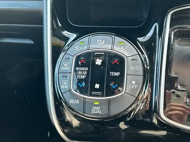 トヨタ ヴォクシー ZS 煌Ⅱ 千葉県 2020(令2)年 4.2万km ブラック 純正10インチSDナビ/(フルセグ/AM/FM/CD/DVD/Bluetooth)/バックカメラ/衝突被害軽減システム/車線逸脱警報/クルーズコントロール/フリップダウンモニター/両側パワースライドドア/横滑り防止装置/ETC/アイドリングストップ/LEDヘッドライト/フォグランプ/オートライト/ウィンカーミラー/電動格納ミラー/純正16インチAW/禁煙車/プッシュスタート/スマートキー/フロアマット/ドアバイザー