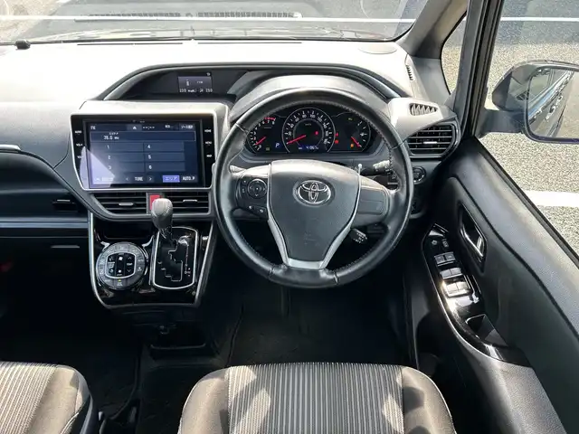 トヨタ ヴォクシー ZS 煌Ⅱ 千葉県 2020(令2)年 4.2万km ブラック 純正10インチSDナビ/(フルセグ/AM/FM/CD/DVD/Bluetooth)/バックカメラ/衝突被害軽減システム/車線逸脱警報/クルーズコントロール/フリップダウンモニター/両側パワースライドドア/横滑り防止装置/ETC/アイドリングストップ/LEDヘッドライト/フォグランプ/オートライト/ウィンカーミラー/電動格納ミラー/純正16インチAW/禁煙車/プッシュスタート/スマートキー/フロアマット/ドアバイザー