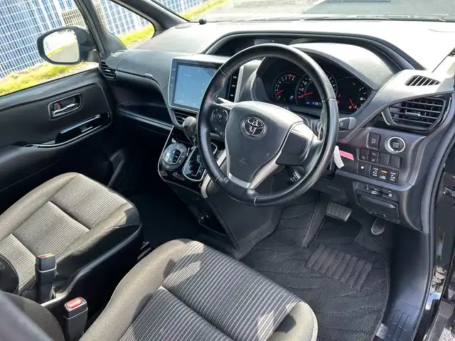 トヨタ ヴォクシー ZS 煌Ⅱ 千葉県 2020(令2)年 4.2万km ブラック 純正10インチSDナビ/(フルセグ/AM/FM/CD/DVD/Bluetooth)/バックカメラ/衝突被害軽減システム/車線逸脱警報/クルーズコントロール/フリップダウンモニター/両側パワースライドドア/横滑り防止装置/ETC/アイドリングストップ/LEDヘッドライト/フォグランプ/オートライト/ウィンカーミラー/電動格納ミラー/純正16インチAW/禁煙車/プッシュスタート/スマートキー/フロアマット/ドアバイザー