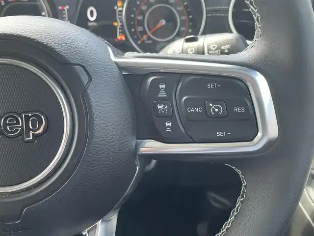 クライスラー・ジープ ジープ ラングラー アンリミテッド サハラ 高知県 2024(令6)年 1.3万km 緑 純正メモリーナビ/　【フルセグTV/BT/AUX/USB】/フロント・バック・サイドカメラ/ブラックレザーシート/シートヒーター/ステアリングヒーター/コーナーセンサー/アダプティブクルーズコントロール/衝突被害軽減ブレーキ/アイドリングストップ/純正18インチアルミホイール/背面タイヤカバー付き
