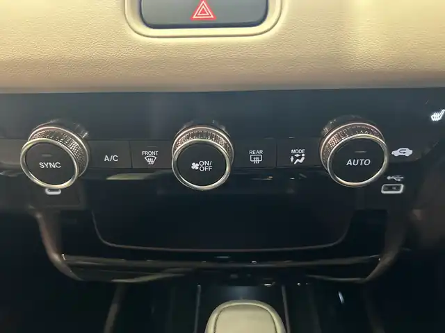 ホンダ ヴェゼル ハイブリッド e:HEV Z PLaYパッケージ 埼玉県 2025(令7)年 0.1万km プレミアムサンライトホワイトパール ホンダセンシング/純正9インチナビ/ BT/フルセグ/カープレイ/バックカメラ/パワーバックドア/レーダークルーズコントロール/レーンキープアシスト/LEDヘッドライト/ハーフレザーシート/シートヒーター/純正18インチアルミホイール/ステアリングヒーター/ワイヤレス充電/パドルシフト/ETC2.0/スマートキー×2/禁煙車
