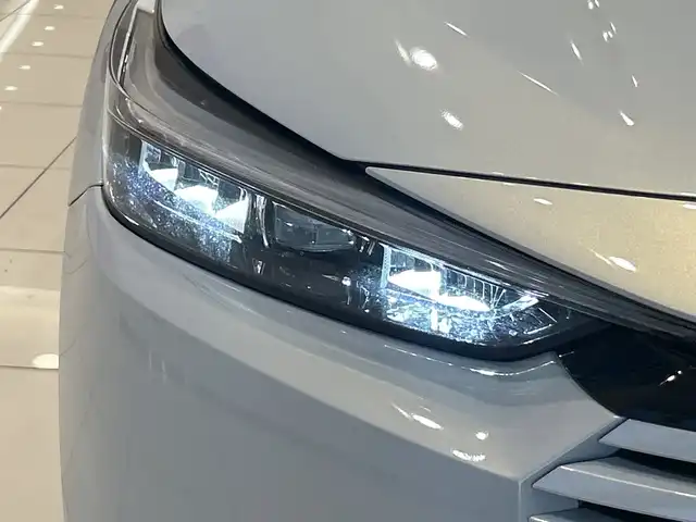 ホンダ ヴェゼル ハイブリッド e:HEV Z PLaYパッケージ 埼玉県 2025(令7)年 0.1万km プレミアムサンライトホワイトパール ホンダセンシング/純正9インチナビ/ BT/フルセグ/カープレイ/バックカメラ/パワーバックドア/レーダークルーズコントロール/レーンキープアシスト/LEDヘッドライト/ハーフレザーシート/シートヒーター/純正18インチアルミホイール/ステアリングヒーター/ワイヤレス充電/パドルシフト/ETC2.0/スマートキー×2/禁煙車