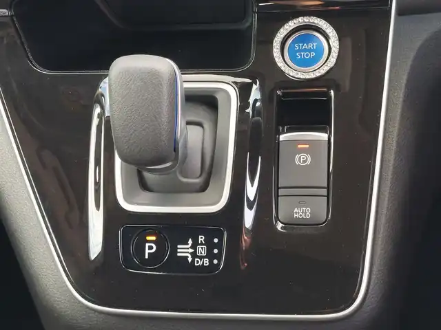 日産 セレナ e－パワー ハイウェイスター V 東京都 2021(令3)年 4.8万km ダイヤモンドブラック エマージェンシーブレーキ/踏み間違い衝突防止アシスト/車線逸脱防止支援/ブラインドスポットアシスト/コーナーセンサー/プロパイロット/アラウンドビューモニター/インテリジェントルームミラー/プッシュスタート/純正ナビ/フルセグTV/フリップダウンモニター/ETC/ドライブレコーダー/両側パワースライドドア/シートヒーター/ステアリングヒーター/パーソナルテーブル/後席ロールサンシェード/LEDヘッドライト/オートライト/ドアバイザー/16インチ純正アルミホイール/スマートキー