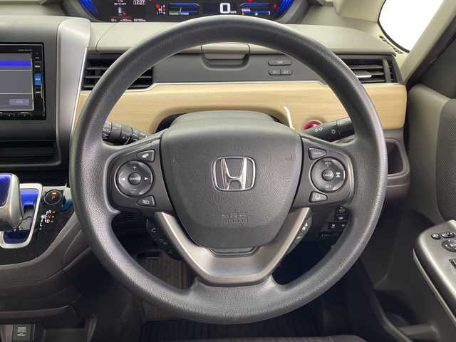 ホンダ フリード ハイブリット G ホンダセンシング 愛知県 2018(平30)年 3.2万km ルナシルバーM ６人乗り/純正SDナビ/バックカメラ/ビルトインETC/オートサイドステップ/両側パワースライドドア/ホンダセンシング/・衝突軽減ブレーキ（CMBS)/・車線維持支援システム（LKAS)/・アダプティブクルーズコントロール/・先行車発信お知らせ機能/・標識認識機能/・誤発進抑制/・路外逸脱抑制機能/・歩行者事故低減システム/横滑り防止/ワイパーデアイサ/LEDヘッドライト　アクティブコーナリングライト/電動格納ウィンカーミラー/スペアキー