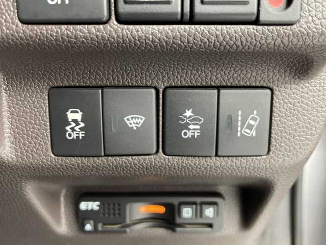 ホンダ フリード ハイブリット G ホンダセンシング 愛知県 2018(平30)年 3.2万km ルナシルバーM ６人乗り/純正SDナビ/バックカメラ/ビルトインETC/オートサイドステップ/両側パワースライドドア/ホンダセンシング/・衝突軽減ブレーキ（CMBS)/・車線維持支援システム（LKAS)/・アダプティブクルーズコントロール/・先行車発信お知らせ機能/・標識認識機能/・誤発進抑制/・路外逸脱抑制機能/・歩行者事故低減システム/横滑り防止/ワイパーデアイサ/LEDヘッドライト　アクティブコーナリングライト/電動格納ウィンカーミラー/スペアキー