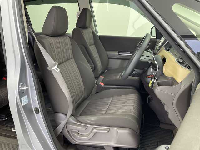 ホンダ フリード ハイブリット G ホンダセンシング 愛知県 2018(平30)年 3.2万km ルナシルバーM ６人乗り/純正SDナビ/バックカメラ/ビルトインETC/オートサイドステップ/両側パワースライドドア/ホンダセンシング/・衝突軽減ブレーキ（CMBS)/・車線維持支援システム（LKAS)/・アダプティブクルーズコントロール/・先行車発信お知らせ機能/・標識認識機能/・誤発進抑制/・路外逸脱抑制機能/・歩行者事故低減システム/横滑り防止/ワイパーデアイサ/LEDヘッドライト　アクティブコーナリングライト/電動格納ウィンカーミラー/スペアキー