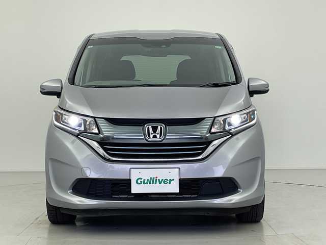 ホンダ フリード ハイブリット G ホンダセンシング 愛知県 2018(平30)年 3.2万km ルナシルバーM ６人乗り/純正SDナビ/バックカメラ/ビルトインETC/オートサイドステップ/両側パワースライドドア/ホンダセンシング/・衝突軽減ブレーキ（CMBS)/・車線維持支援システム（LKAS)/・アダプティブクルーズコントロール/・先行車発信お知らせ機能/・標識認識機能/・誤発進抑制/・路外逸脱抑制機能/・歩行者事故低減システム/横滑り防止/ワイパーデアイサ/LEDヘッドライト　アクティブコーナリングライト/電動格納ウィンカーミラー/スペアキー