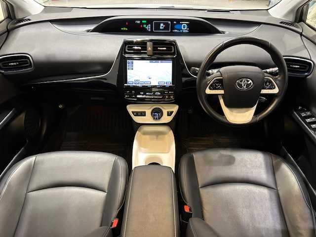 トヨタ プリウス A ツーリングセレクション 宮城県 2016(平28)年 6.7万km ホワイトパールクリスタルシャイン モデリスタエアロ/トヨタセーフティーセンス/・ブラインドスポットモニター/・衝突軽減支援システム/・レーダークルーズコントロール/・レーンディパーチャーアラート/・レーンキープアシスト/・クリアランスソナー/純正9型ナビ/・型番：DSZT-YC4T/・フルセグTV/CD/DVD/Bluetooth/・バックカメラ/・ETC/・ドライブレコーダー/デジタルインナーミラー/アイドリングストップ/パーキングアシスト/ヘッドアップディスプレイ/革巻きステアリング/・ステアリングリモコン/レザーシート/・シートヒーター/プッシュスタート/・スマートキー/・スペアキー/LEDヘッドライト/・LEDフォグ/・オートライト/フロアマット