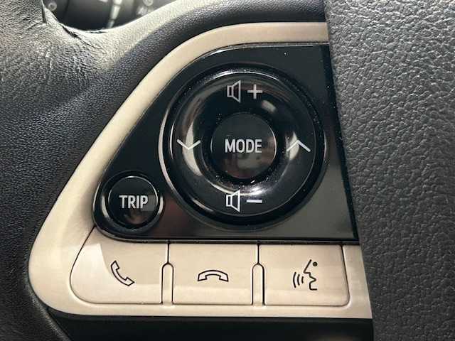 トヨタ プリウス A ツーリングセレクション 宮城県 2016(平28)年 6.7万km ホワイトパールクリスタルシャイン モデリスタエアロ/トヨタセーフティーセンス/・ブラインドスポットモニター/・衝突軽減支援システム/・レーダークルーズコントロール/・レーンディパーチャーアラート/・レーンキープアシスト/・クリアランスソナー/純正9型ナビ/・型番：DSZT-YC4T/・フルセグTV/CD/DVD/Bluetooth/・バックカメラ/・ETC/・ドライブレコーダー/デジタルインナーミラー/アイドリングストップ/パーキングアシスト/ヘッドアップディスプレイ/革巻きステアリング/・ステアリングリモコン/レザーシート/・シートヒーター/プッシュスタート/・スマートキー/・スペアキー/LEDヘッドライト/・LEDフォグ/・オートライト/フロアマット