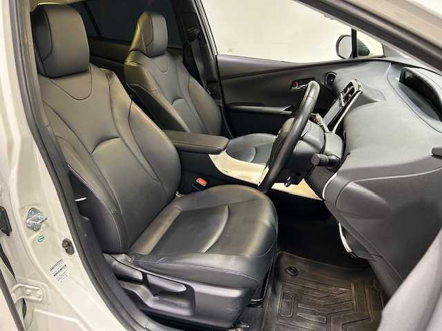 トヨタ プリウス A ツーリングセレクション 宮城県 2016(平28)年 6.7万km ホワイトパールクリスタルシャイン モデリスタエアロ/トヨタセーフティーセンス/・ブラインドスポットモニター/・衝突軽減支援システム/・レーダークルーズコントロール/・レーンディパーチャーアラート/・レーンキープアシスト/・クリアランスソナー/純正9型ナビ/・型番：DSZT-YC4T/・フルセグTV/CD/DVD/Bluetooth/・バックカメラ/・ETC/・ドライブレコーダー/デジタルインナーミラー/アイドリングストップ/パーキングアシスト/ヘッドアップディスプレイ/革巻きステアリング/・ステアリングリモコン/レザーシート/・シートヒーター/プッシュスタート/・スマートキー/・スペアキー/LEDヘッドライト/・LEDフォグ/・オートライト/フロアマット