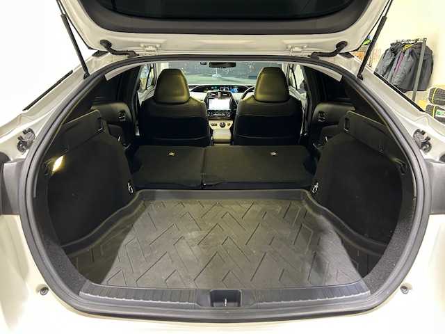 トヨタ プリウス A ツーリングセレクション 宮城県 2016(平28)年 6.7万km ホワイトパールクリスタルシャイン モデリスタエアロ/トヨタセーフティーセンス/・ブラインドスポットモニター/・衝突軽減支援システム/・レーダークルーズコントロール/・レーンディパーチャーアラート/・レーンキープアシスト/・クリアランスソナー/純正9型ナビ/・型番：DSZT-YC4T/・フルセグTV/CD/DVD/Bluetooth/・バックカメラ/・ETC/・ドライブレコーダー/デジタルインナーミラー/アイドリングストップ/パーキングアシスト/ヘッドアップディスプレイ/革巻きステアリング/・ステアリングリモコン/レザーシート/・シートヒーター/プッシュスタート/・スマートキー/・スペアキー/LEDヘッドライト/・LEDフォグ/・オートライト/フロアマット