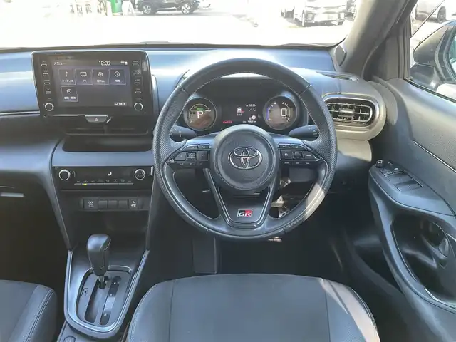 トヨタ ヤリスクロス ハイブリッド GRスポーツ 埼玉県 2023(令5)年 1.6万km ブラックマイカ/プラチナホワイトパールマイカ /ワンオーナー//純正ディスプレイオーディオ//フルセグTV//バックカメラ//アダプティブクルーズコントロール//ビルトインETC//スマートキーx2//LEDヘッドライト//PCS//LTA//PKSB//RSA//クリアランスソナー//W.サイド.カーテンエアバッグ//ABS//横滑り防止装置//前後ドライブレコーダー//ハーフレザーシート//革巻きステアリング//ステアリングオーディオリモコン//オートライト//プライバシーガラス//ドアバイザー//純正18インチAW//新車時保証書//取扱説明書//マルチメディア取説