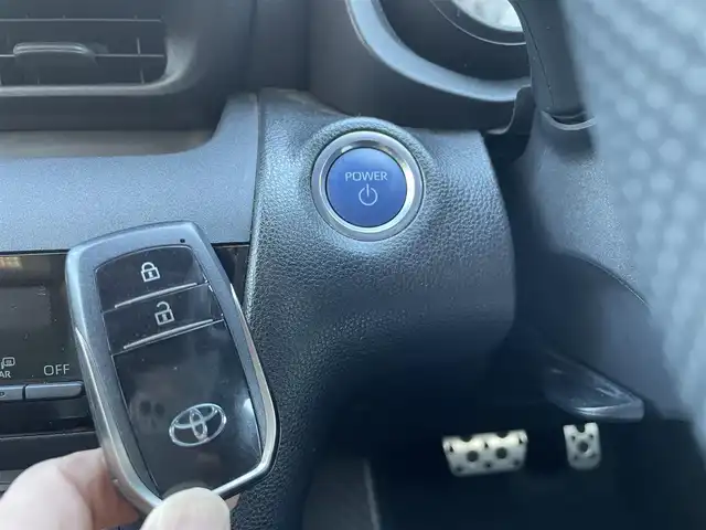 トヨタ ヤリスクロス ハイブリッド GRスポーツ 埼玉県 2023(令5)年 1.6万km ブラックマイカ/プラチナホワイトパールマイカ /ワンオーナー//純正ディスプレイオーディオ//フルセグTV//バックカメラ//アダプティブクルーズコントロール//ビルトインETC//スマートキーx2//LEDヘッドライト//PCS//LTA//PKSB//RSA//クリアランスソナー//W.サイド.カーテンエアバッグ//ABS//横滑り防止装置//前後ドライブレコーダー//ハーフレザーシート//革巻きステアリング//ステアリングオーディオリモコン//オートライト//プライバシーガラス//ドアバイザー//純正18インチAW//新車時保証書//取扱説明書//マルチメディア取説