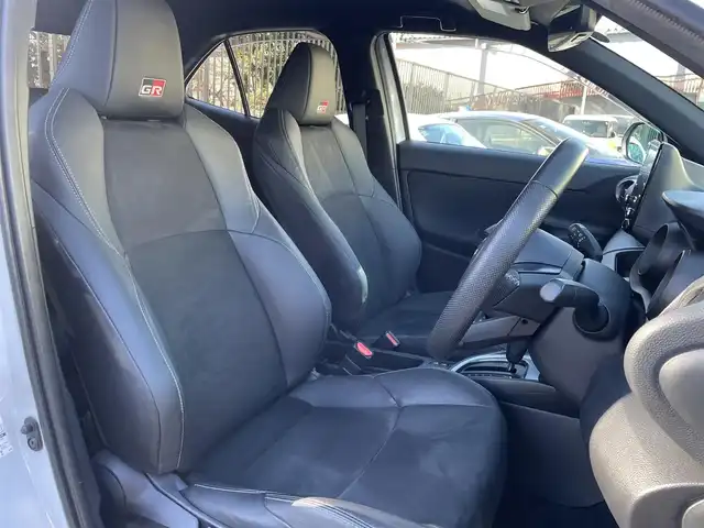 トヨタ ヤリスクロス ハイブリッド GRスポーツ 埼玉県 2023(令5)年 1.6万km ブラックマイカ/プラチナホワイトパールマイカ /ワンオーナー//純正ディスプレイオーディオ//フルセグTV//バックカメラ//アダプティブクルーズコントロール//ビルトインETC//スマートキーx2//LEDヘッドライト//PCS//LTA//PKSB//RSA//クリアランスソナー//W.サイド.カーテンエアバッグ//ABS//横滑り防止装置//前後ドライブレコーダー//ハーフレザーシート//革巻きステアリング//ステアリングオーディオリモコン//オートライト//プライバシーガラス//ドアバイザー//純正18インチAW//新車時保証書//取扱説明書//マルチメディア取説