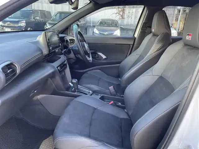 トヨタ ヤリスクロス ハイブリッド GRスポーツ 埼玉県 2023(令5)年 1.6万km ブラックマイカ/プラチナホワイトパールマイカ /ワンオーナー//純正ディスプレイオーディオ//フルセグTV//バックカメラ//アダプティブクルーズコントロール//ビルトインETC//スマートキーx2//LEDヘッドライト//PCS//LTA//PKSB//RSA//クリアランスソナー//W.サイド.カーテンエアバッグ//ABS//横滑り防止装置//前後ドライブレコーダー//ハーフレザーシート//革巻きステアリング//ステアリングオーディオリモコン//オートライト//プライバシーガラス//ドアバイザー//純正18インチAW//新車時保証書//取扱説明書//マルチメディア取説