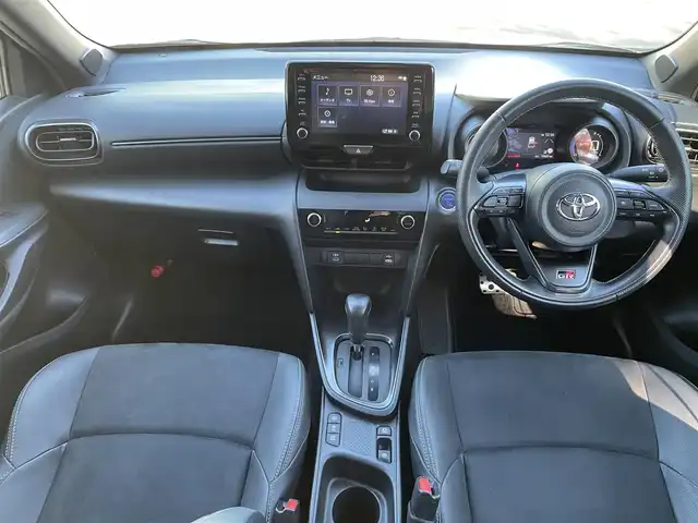 トヨタ ヤリスクロス ハイブリッド GRスポーツ 埼玉県 2023(令5)年 1.6万km ブラックマイカ/プラチナホワイトパールマイカ /ワンオーナー//純正ディスプレイオーディオ//フルセグTV//バックカメラ//アダプティブクルーズコントロール//ビルトインETC//スマートキーx2//LEDヘッドライト//PCS//LTA//PKSB//RSA//クリアランスソナー//W.サイド.カーテンエアバッグ//ABS//横滑り防止装置//前後ドライブレコーダー//ハーフレザーシート//革巻きステアリング//ステアリングオーディオリモコン//オートライト//プライバシーガラス//ドアバイザー//純正18インチAW//新車時保証書//取扱説明書//マルチメディア取説