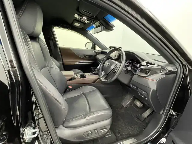 トヨタ ハリアー G レザーパッケージ 熊本県 2021(令3)年 7万km ブラック ワンオーナー　/禁煙車　/純正ディスプレイオーディオ　/バックカメラ　/ＥＴＣ　/レーダークルーズコントロール/前後クリアランスソナー　/前席シートヒーター　/前席エアーシート　/前席パワーシート/パワーバックドア　/ステアリングヒーター/置くだけ充電/デジタルインナーミラー/衝突軽減ブレーキ/レーンキープアシスト/横滑り防止/アイドリングストップ/パーキングアシスト/純正フロアマット/純正１８インチAW/オートライト/オートマチックハイビーム/LEDヘッドライト/フォグライト/スマートキー/プッシュスタート/スペアキー1本/保証書/取扱説明書