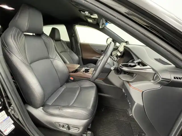 トヨタ ハリアー G レザーパッケージ 熊本県 2021(令3)年 7万km ブラック ワンオーナー　/禁煙車　/純正ディスプレイオーディオ　/バックカメラ　/ＥＴＣ　/レーダークルーズコントロール/前後クリアランスソナー　/前席シートヒーター　/前席エアーシート　/前席パワーシート/パワーバックドア　/ステアリングヒーター/置くだけ充電/デジタルインナーミラー/衝突軽減ブレーキ/レーンキープアシスト/横滑り防止/アイドリングストップ/パーキングアシスト/純正フロアマット/純正１８インチAW/オートライト/オートマチックハイビーム/LEDヘッドライト/フォグライト/スマートキー/プッシュスタート/スペアキー1本/保証書/取扱説明書