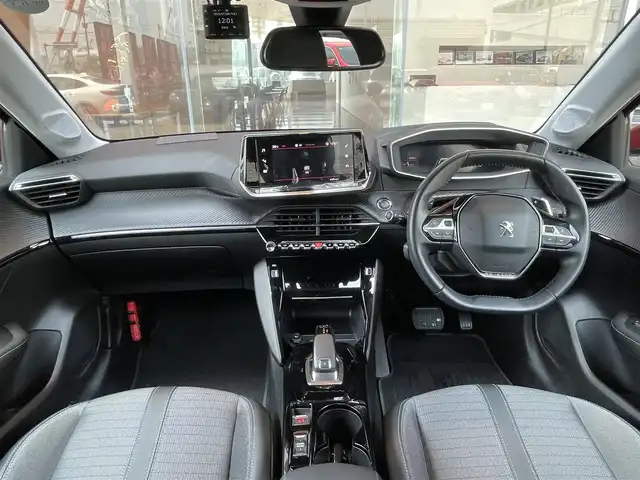 プジョー プジョー ２０８ アリュール 鹿児島県 2021(令3)年 3万km 赤 禁煙車/パドルシフト/アクティブセーフティーブレーキ/ハンズフリー/ワイヤレス充電器/Bluetooth/アイドリングストップ/クルーズコントロール追従走行有/USB入力端子/ETC/社外前後ドライブレコーダー/純正フロアマット/ハーフレザーシート/純正16インチアルミホイール/横滑り防止装置/レーンキープアシスト/盗難防止/オートライト/衝突被害軽減システム/スペアキー1本/スマートキー