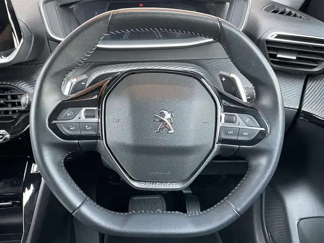 プジョー プジョー ２０８ アリュール 鹿児島県 2021(令3)年 3万km 赤 禁煙車/パドルシフト/アクティブセーフティーブレーキ/ハンズフリー/ワイヤレス充電器/Bluetooth/アイドリングストップ/クルーズコントロール追従走行有/USB入力端子/ETC/社外前後ドライブレコーダー/純正フロアマット/ハーフレザーシート/純正16インチアルミホイール/横滑り防止装置/レーンキープアシスト/盗難防止/オートライト/衝突被害軽減システム/スペアキー1本/スマートキー