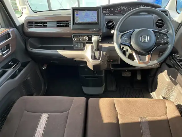 ホンダ Ｎ ＢＯＸ G･L ホンダセンシング カッパーブラウンスタイル 奈良県 2019(令1)年 2.5万km プラチナホワイトパール Panasonicナビ（CN-RE05D）/（フルセグ/BT/CD/DVD）/レーダークルーズコントロール/バックカメラ/衝突軽減システム/レーンキープアシスト/後方コーナーセンサー/両側パワースライドドア/後席サンシェード/ドライブレコーダー/ETC/前方ドライブレコーダー（CA-DR02SD）/取り扱い説明書/スペアキーX1