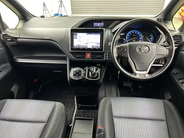 トヨタ ヴォクシー ハイブリッド ZS 煌Ⅱ 三重県 2016(平28)年 2.7万km ブラック /純正9型ナビ（フルセグ/CD/DVD/BT/AM/FM/SD)// バックカメラ //12.8型フリップダウンモニター //両側パワスラ //LEDヘッドライト //前後コーナーセンサー //オートマチックハイビーム //トヨタセーフティーセンス//レーンキープアシスト//TVキャンセラー//スマートキー