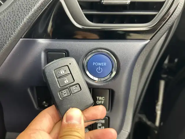 トヨタ ヴォクシー ハイブリッド ZS 煌Ⅱ 三重県 2016(平28)年 2.7万km ブラック /純正9型ナビ（フルセグ/CD/DVD/BT/AM/FM/SD)// バックカメラ //12.8型フリップダウンモニター //両側パワスラ //LEDヘッドライト //前後コーナーセンサー //オートマチックハイビーム //トヨタセーフティーセンス//レーンキープアシスト//TVキャンセラー//スマートキー