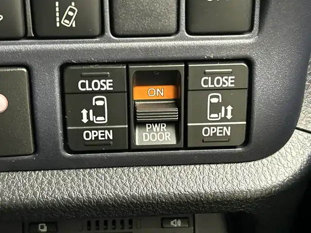 トヨタ ヴォクシー ハイブリッド ZS 煌Ⅱ 三重県 2016(平28)年 2.7万km ブラック /純正9型ナビ（フルセグ/CD/DVD/BT/AM/FM/SD)// バックカメラ //12.8型フリップダウンモニター //両側パワスラ //LEDヘッドライト //前後コーナーセンサー //オートマチックハイビーム //トヨタセーフティーセンス//レーンキープアシスト//TVキャンセラー//スマートキー