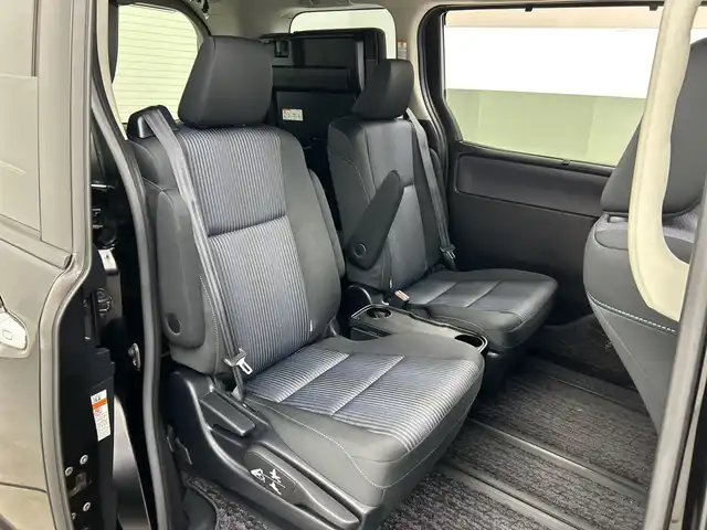 トヨタ ヴォクシー ハイブリッド ZS 煌Ⅱ 三重県 2016(平28)年 2.7万km ブラック /純正9型ナビ（フルセグ/CD/DVD/BT/AM/FM/SD)// バックカメラ //12.8型フリップダウンモニター //両側パワスラ //LEDヘッドライト //前後コーナーセンサー //オートマチックハイビーム //トヨタセーフティーセンス//レーンキープアシスト//TVキャンセラー//スマートキー