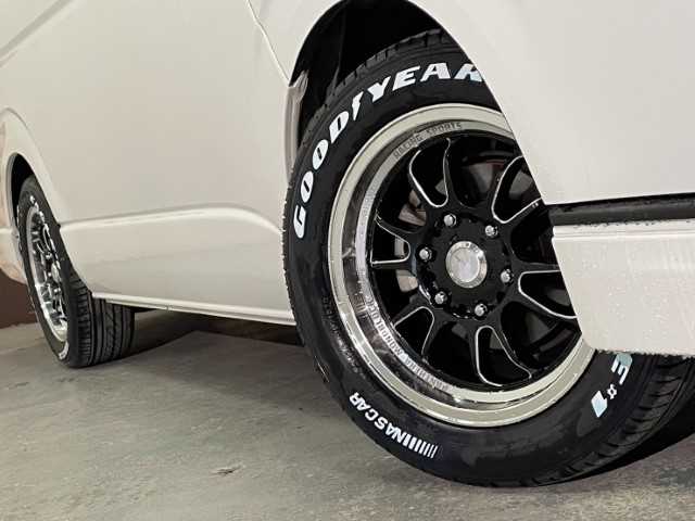トヨタ ハイエース GL ロング 道北・旭川 2021(令3)年 4.5万km ホワイトパールクリスタルシャイン AIS検査済み/【2503028117】/ワンオーナー/4WD(切替）/MTモード付/モデリスタフロントエアロ/フロントフォグランプ/LEDヘッドライト/オートライト/片側パワスラ/純正フロアマット/スマートキー/AC100V電源/フルセグ/ETC(通常）/Wエアコン/盗難防止装置/オートマチックハイビーム/レーンキープアシスト/障害物センサー/横滑り防止/衝突被害軽減ブレーキ/17AW 5次元パンテーラ（社外）/グッドイヤー　イーグル#1　ナスカー（社外）/1.5インチローダウンキット（社外）/玄武　レゾネーターキャンセラー（社外）/黒木目調インテリアパネル（社外）/BratオリジナルUSBソケット（社外）/社外パーツ取付有