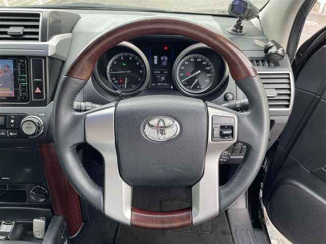 トヨタ ランドクルーザー プラド TX Lパッケージ 三重県 2014(平26)年 10.2万km ブラック 登録時101114km/禁煙車/黒革シート/ルーフレール/社外ナビ(AM/FM/CD/DVD/ワンセグ/Bluetooth)/前席シートヒーター/運転席パワーシート/前方ドライブレコーダー/ＥＴＣ/クルーズコントロール/オートライト/横滑り防止装置/電格ミラー/プッシュスタート/スマートキー×２