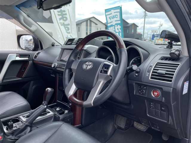 トヨタ ランドクルーザー プラド TX Lパッケージ 三重県 2014(平26)年 10.2万km ブラック 登録時101114km/禁煙車/黒革シート/ルーフレール/社外ナビ(AM/FM/CD/DVD/ワンセグ/Bluetooth)/前席シートヒーター/運転席パワーシート/前方ドライブレコーダー/ＥＴＣ/クルーズコントロール/オートライト/横滑り防止装置/電格ミラー/プッシュスタート/スマートキー×２