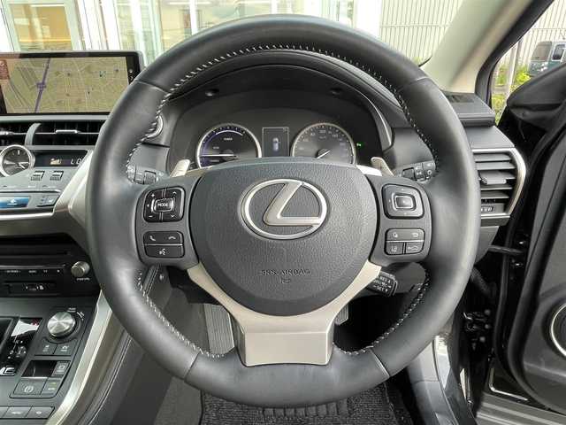 レクサス ＮＸ 300h Iパッケージ 道央・札幌 2019(平31)年 7万km グラファイトブラックガラスフレーク ・４WD/・衝突軽減ブレーキ/・純正ナビ/　CD＆BT＆USB＆TV/・バックカメラ/・サイドカメラ/・レザーシート/・パワーシート/・ブラインドスポットモニター/・パワーバックドア/・クルーズコントロール/・コーナーセンサー/・レーンキープアシスト/・純正エンジンスターター/・パドルシフト/・オートエアコン/・オートライト/・レインセンサーワイパー/・オートリトラミラー/・MT付きAT/・ビルトインETC/・ステアリングヒーター/・プッシュスタート/・スマートキー/・シートヒーター/・オートハイビーム/・純正18インチAW/・LEDヘッドライト/・純正フロアマット/・ドアバイザー/・ウィンカーミラー/・フォグライト/・スペアキー