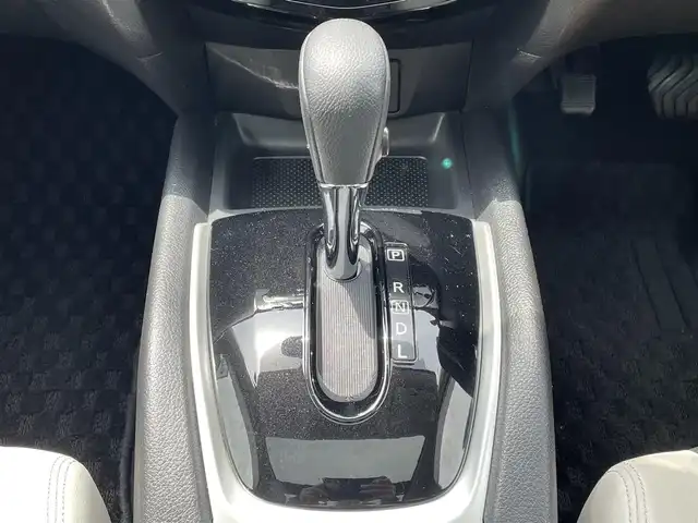 日産 エクストレイル ハイブリッド モード・プレミア 岐阜県 2017(平29)年 5万km ブリリアントホワイトパール 純正ナビ（地図SDカード無し）/クルーズコントロール/アラウンドビューモニター/サンルーフ/シルバールーフレール/白黒コンビレザーシート/前席シートヒーター/ビルトインETC/純正ドライブレコーダー/純正LEDヘッドライト/オートライト/フォグライト/パワーバックドア/フロント＆リアソナー/進入禁止標識検知