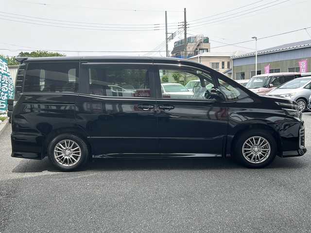 トヨタ ヴォクシー ZS 埼玉県 2015(平27)年 13.5万km ブラック 純正ホイール4つ付き