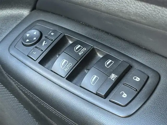 クライスラー・ジープ ジープ グランドチェロキー ラレード 静岡県 2014(平26)年 6.2万km ビレットシルバー 4WD/純正ナビ/・CD/SD/USB/AUX/ラジオ/バック/フロント/サイドビューカメラ/前席パワーシート/クルーズコントロール/純正18インチAW/ルーフレール/サイドステップ/ルーフエンドスポイラー/パドルシフト付ステアリング/ステアリングスイッチ/純正LEDヘッドライト/フロント/バックフォグ/プッシュEgスタート/ストップ/スマートキーｘ２/ヒルスタートアシスト/ターンランプ付電動格納ドアミラー/純正フロアマット/取扱説明書/新車時保証書