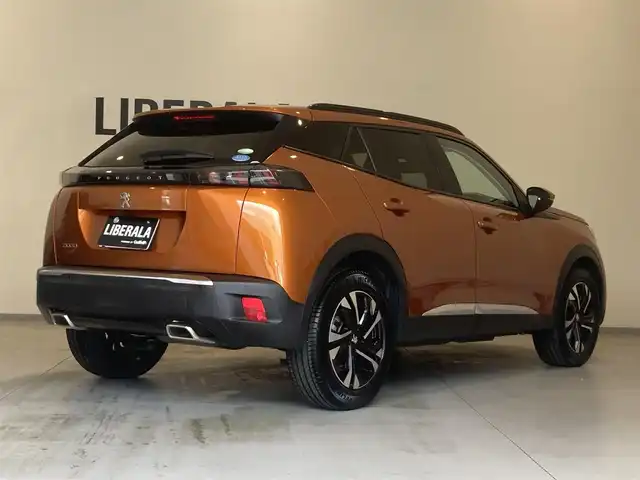 プジョー ２００８ アリュール 熊本県 2020(令2)年 2万km オレンジ ・スマートキー/・プッシュスタート/・アクティブセーフティブレーキ/・トラフィックサインインフォメーション/・疲労検知/・パーキングセンサー/・レーンアシスト/・クルーズコントロール(追従式)/・純正ディスプレイオーディオ/　【Bluetooth・USB・AppleCarPlay・AndroidAuto】/・BEWITHサウンドシステム/・バックカメラ/・ETC/・LEDヘッドランプ/・純正ラバーマット/・保証書/取説