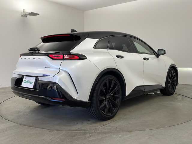 トヨタ クラウン スポーツ Z 兵庫県 2023(令5)年 4.2万km パールⅡ ・純正ディスプレイナビオーディオ/・Bluetooth/USB/Miracast/TV/・全方位カメラ/・ビルトインETC2.0/・前後ドライブレコーダー/・前後コーナーセンサー/・ステアリングスイッチ/・ドアミラーヒーター/・ステアリングヒーター/・レーダークルーズコントロール/・ブラインドスポットモニター/・トヨタセーフティセンス/・レーンキープアシスト/・プリクラッシュセーフティ/・ブラインドスポットモニター/・ヘッドライトウォッシャー/・トヨタチームメイト/・レザーシート/・前席パワーシート/・前席エアシート/・前席シートヒーター/・メモリシート（D席）/・パワーバックドア/・フロアマット/・Qiワイヤレス充電/・AC100V電源/・パノラマルーフ/・LEDオートライト/・オートマチックハイビーム/・パーキングアシスト/・ヘッドアップディスプレイ