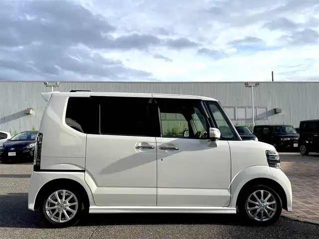 ホンダ Ｎ ＢＯＸ カスタム SSパッケージ 新潟県 2016(平28)年 7.7万km プレミアムホワイトパールⅡ (株)IDOMが運営する【じしゃロン新潟店】の自社ローン専用車両になります。/こちらは現金またはオートローンご利用時の価格です。自社ローンご希望の方は別途その旨お申付け下さい/純正ナビ/Bluetooth接続可能/CD/DVD視聴可能/フルセグTV視聴可能/バックカメラ/ビルトインETC/両側パワースライドドア/シートヒーター（D+N席）/プッシュスタート/ウィンカーミラー/ドアバイザー/スマートキー/横滑り防止装置/フォグランプ/純正フロアマット