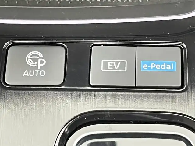 日産 エクストレイル G e－4ORCE 千葉県 2024(令6)年 0.2万km ブリリアントシルバー 禁煙車/寒冷地仕様/４WD/エマージェンシーブレーキ/・車線逸脱警報システム/・ブラインドスポットモニター/・ヘッドアップディスプレイ/・プロパイロット/・コーナセンサー/・パーキンングアシスト/パワーバックドア/純正12.3インチメモリナビ/・USB/Bluetooth/Apple Carplay/フルセグTV/・アラウンドビューモニター/・ビルトインETC2.0/・インテリジェントルーミミラー/皮巻きステアリング/・ステアリングスイッチ/・ステアリングヒーター/レザーシート/・全席シートヒーター/・DNシートヒーター/・D席メモリ付き/純正フロアアット/純正１９インチAW