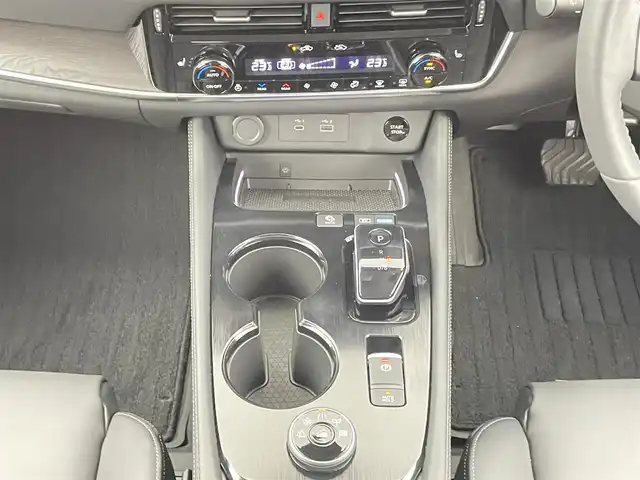 日産 エクストレイル G e－4ORCE 千葉県 2024(令6)年 0.2万km ブリリアントシルバー 禁煙車/寒冷地仕様/４WD/エマージェンシーブレーキ/・車線逸脱警報システム/・ブラインドスポットモニター/・ヘッドアップディスプレイ/・プロパイロット/・コーナセンサー/・パーキンングアシスト/パワーバックドア/純正12.3インチメモリナビ/・USB/Bluetooth/Apple Carplay/フルセグTV/・アラウンドビューモニター/・ビルトインETC2.0/・インテリジェントルーミミラー/皮巻きステアリング/・ステアリングスイッチ/・ステアリングヒーター/レザーシート/・全席シートヒーター/・DNシートヒーター/・D席メモリ付き/純正フロアアット/純正１９インチAW