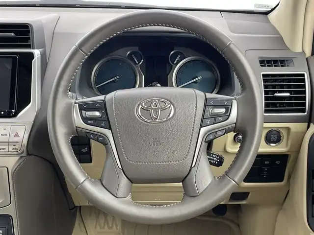 トヨタ ランドクルーザー プラド TX Lパッケージ マットブラED 新潟県 2023(令5)年 3.2万km ホワイトパールクリスタルシャイン サンルーフ/7人乗り/ベージュ革シート/プリクラッシュセーフティ/レーダークルーズコントロール/レーンキープアシスト/パーキングサポートブレーキ/ALPINEナビ/　・フルセグTV/　・CD/DVD/SD再生機能/　・Apple car play/　・HDMI/ALPINEフリップダウンモニター/ETC/パワーシート/電動格納サードシート/エアシート/シートヒーター/M’s SPEEDフロントハーフスポイラー/オートライト/オートハイビーム/LEDヘッドライト/プッシュスタート/社外ラバーマット/ステアリングスイッチ/オートドアミラー
