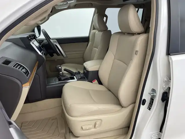トヨタ ランドクルーザー プラド TX Lパッケージ マットブラED 新潟県 2023(令5)年 3.2万km ホワイトパールクリスタルシャイン サンルーフ/7人乗り/ベージュ革シート/プリクラッシュセーフティ/レーダークルーズコントロール/レーンキープアシスト/パーキングサポートブレーキ/ALPINEナビ/　・フルセグTV/　・CD/DVD/SD再生機能/　・Apple car play/　・HDMI/ALPINEフリップダウンモニター/ETC/パワーシート/電動格納サードシート/エアシート/シートヒーター/M’s SPEEDフロントハーフスポイラー/オートライト/オートハイビーム/LEDヘッドライト/プッシュスタート/社外ラバーマット/ステアリングスイッチ/オートドアミラー
