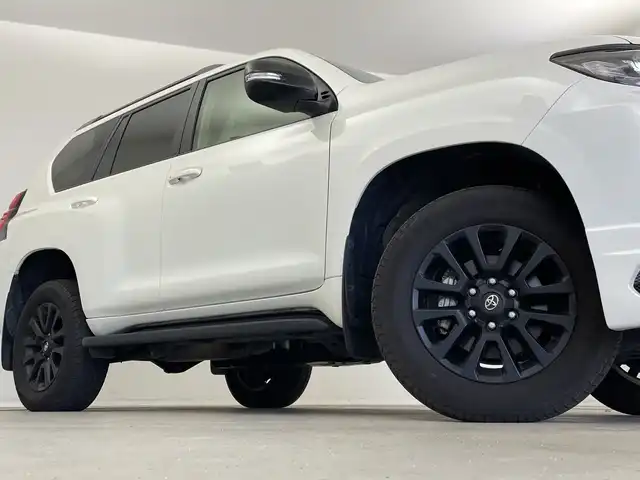 トヨタ ランドクルーザー プラド TX Lパッケージ マットブラED 新潟県 2023(令5)年 3.2万km ホワイトパールクリスタルシャイン サンルーフ/7人乗り/ベージュ革シート/プリクラッシュセーフティ/レーダークルーズコントロール/レーンキープアシスト/パーキングサポートブレーキ/ALPINEナビ/　・フルセグTV/　・CD/DVD/SD再生機能/　・Apple car play/　・HDMI/ALPINEフリップダウンモニター/ETC/パワーシート/電動格納サードシート/エアシート/シートヒーター/M’s SPEEDフロントハーフスポイラー/オートライト/オートハイビーム/LEDヘッドライト/プッシュスタート/社外ラバーマット/ステアリングスイッチ/オートドアミラー