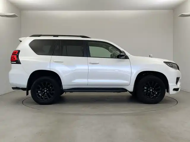 トヨタ ランドクルーザー プラド TX Lパッケージ マットブラED 新潟県 2023(令5)年 3.2万km ホワイトパールクリスタルシャイン サンルーフ/7人乗り/ベージュ革シート/プリクラッシュセーフティ/レーダークルーズコントロール/レーンキープアシスト/パーキングサポートブレーキ/ALPINEナビ/　・フルセグTV/　・CD/DVD/SD再生機能/　・Apple car play/　・HDMI/ALPINEフリップダウンモニター/ETC/パワーシート/電動格納サードシート/エアシート/シートヒーター/M’s SPEEDフロントハーフスポイラー/オートライト/オートハイビーム/LEDヘッドライト/プッシュスタート/社外ラバーマット/ステアリングスイッチ/オートドアミラー