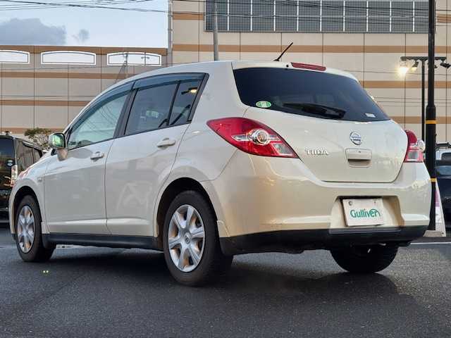 日産 ティーダ 15M 宮城県 2011(平23)年 6.1万km ホワイトパール 登録時走行距離60593km/純正ＳＤナビ/フルセグ／ＣＤ／ＤＶＤ／Ｂｌｕｅｔｏｏｔｈ/ドアバイザー/AAC/電動格納ミラー/純正フロアマット/純正ドアバイザー/純正ホイールキャップ/ヘッドライトレベライザー/エコモードスイッチ/オートライト