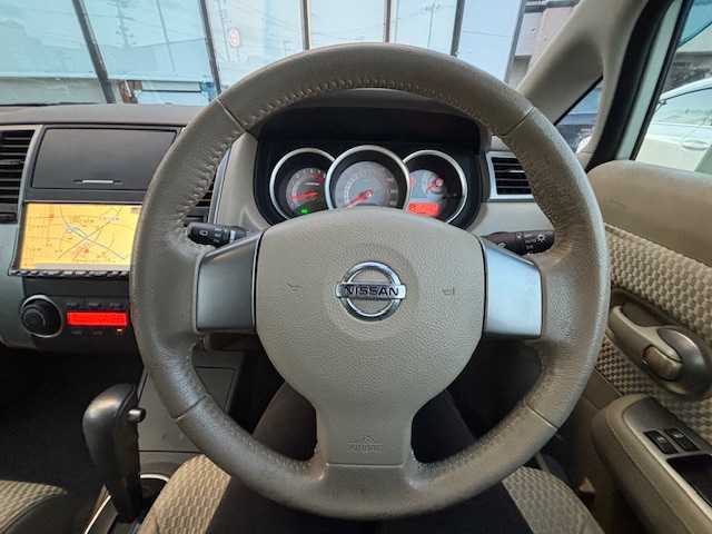 日産 ティーダ 15M 宮城県 2011(平23)年 6.1万km ホワイトパール 登録時走行距離60593km/純正ＳＤナビ/フルセグ／ＣＤ／ＤＶＤ／Ｂｌｕｅｔｏｏｔｈ/ドアバイザー/AAC/電動格納ミラー/純正フロアマット/純正ドアバイザー/純正ホイールキャップ/ヘッドライトレベライザー/エコモードスイッチ/オートライト